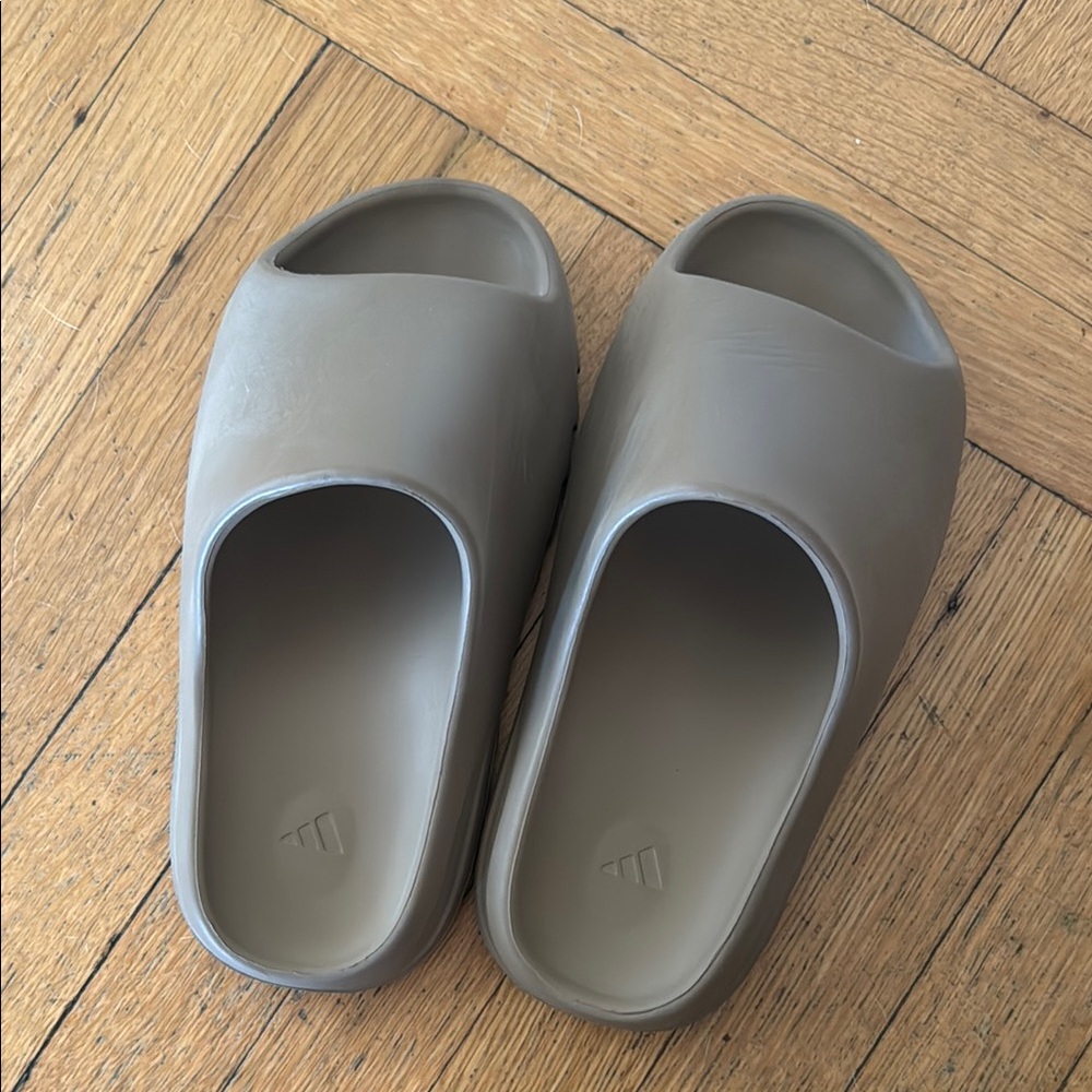 Yeeze earth tone sandal - Picture 3 of 3
